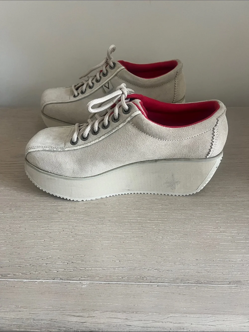 Woman’s volatile platform sneaker size 8 1/2 tan suede leather upper